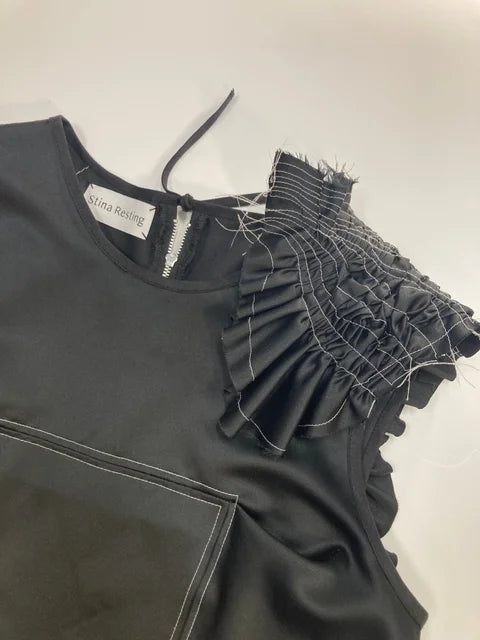 SLEEVELESS TOP - Black w/ white thread