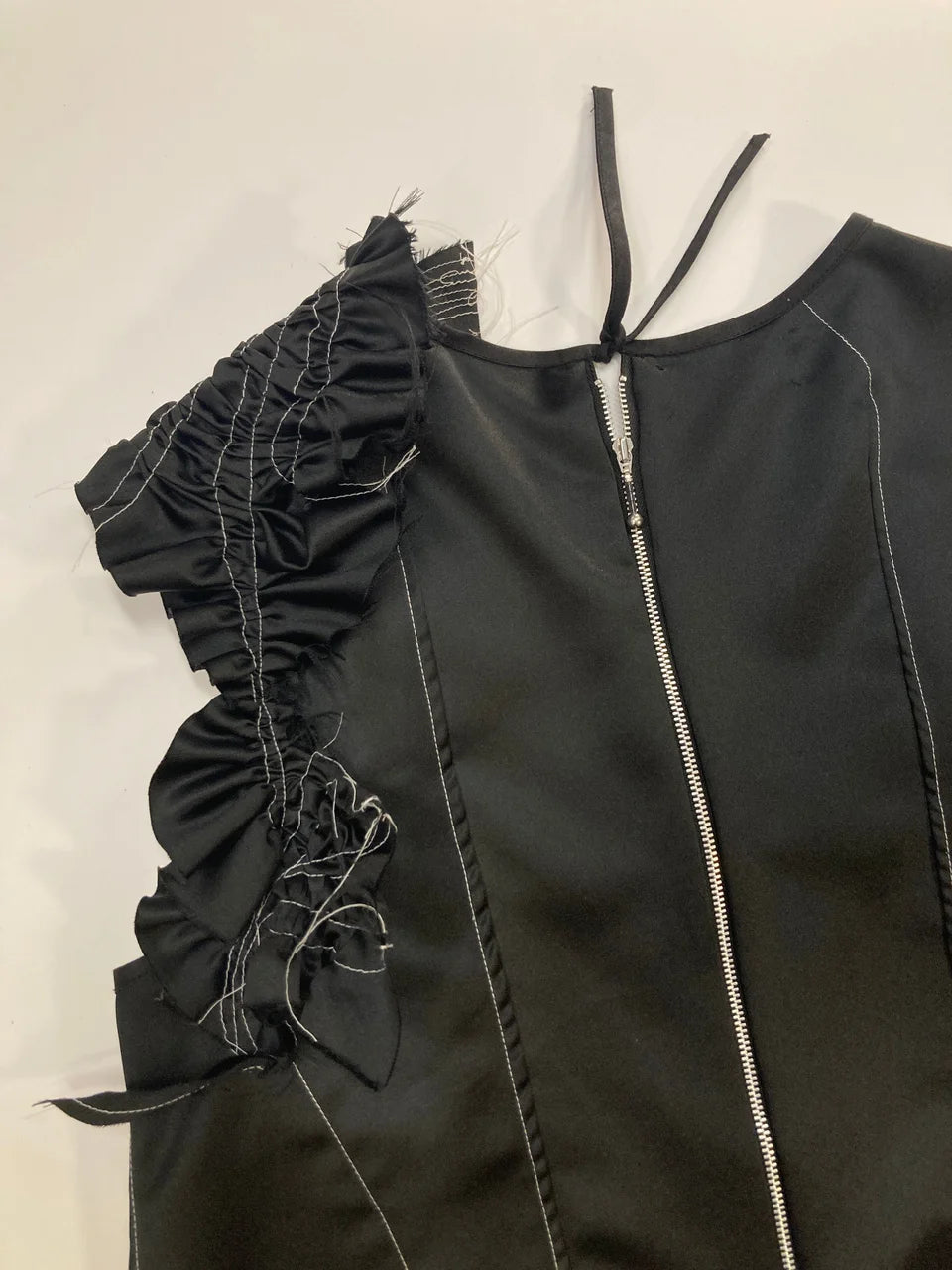 SLEEVELESS TOP - Black w/ white thread