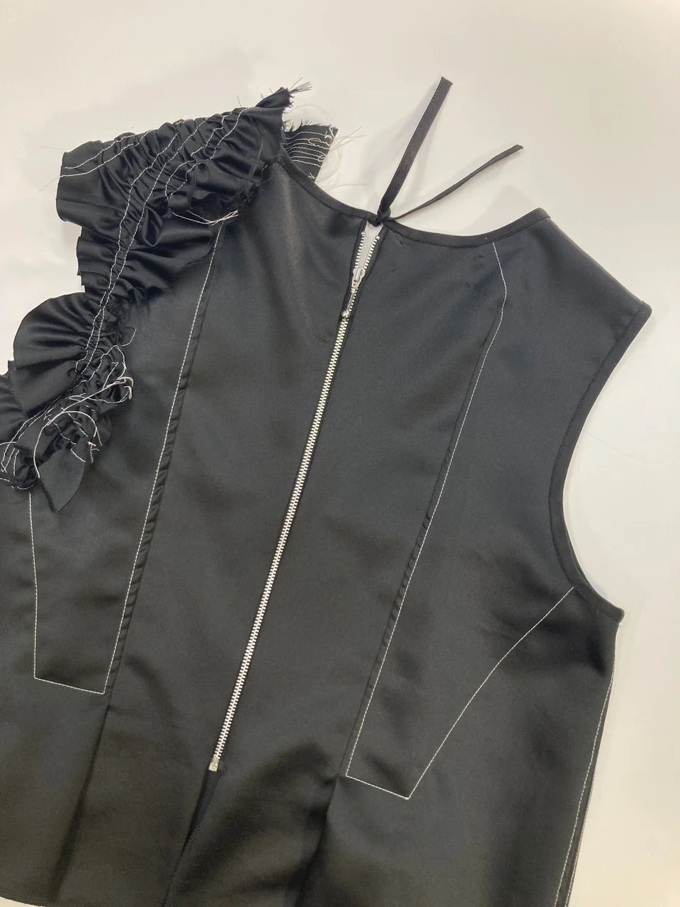 SLEEVELESS TOP - Black w/ white thread