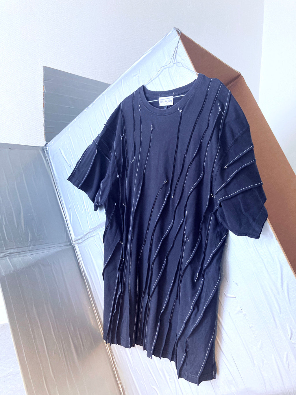 WRINKLED T-SHIRT - Black w/ white thread