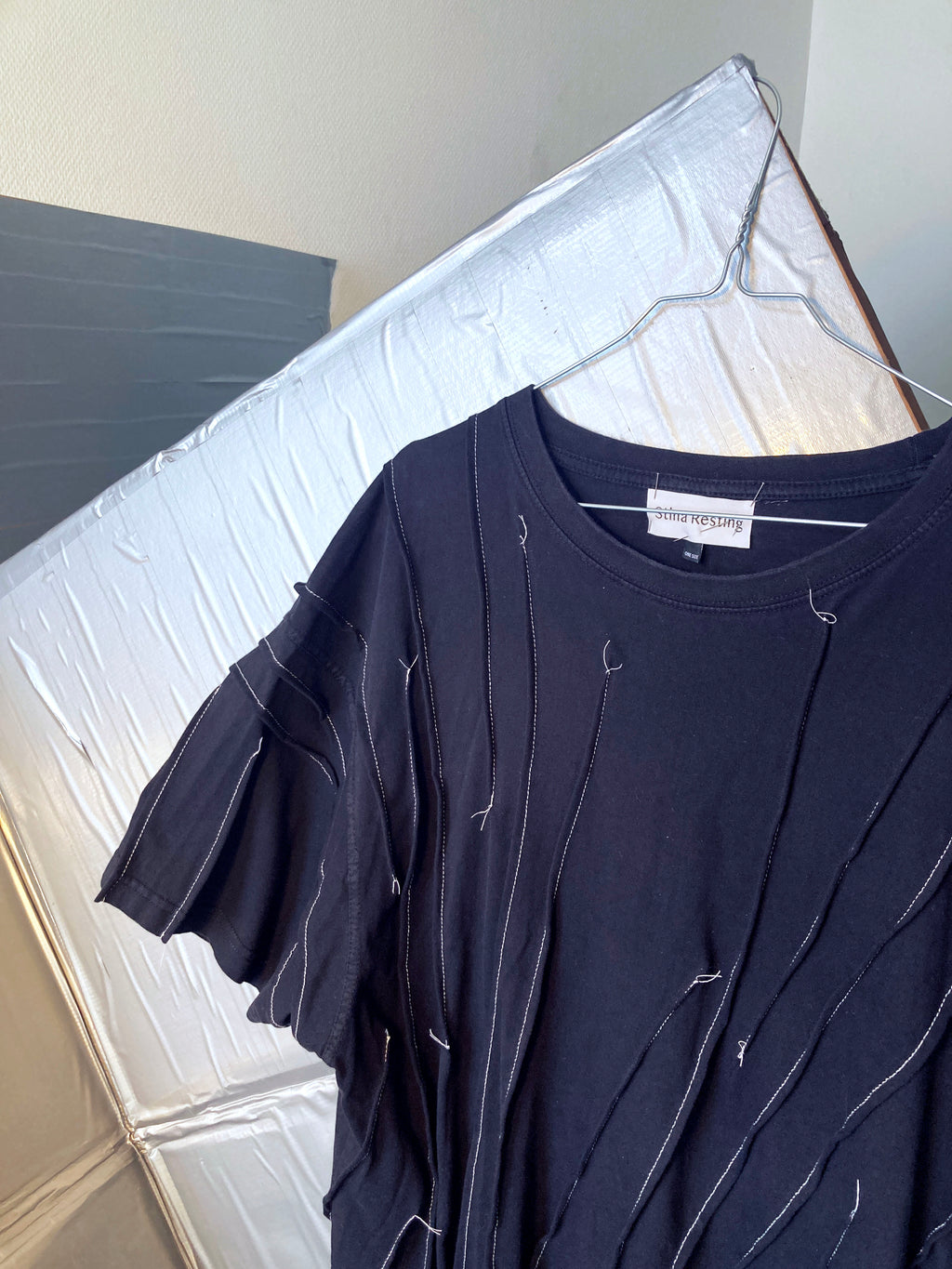 WRINKLED T-SHIRT - Black w/ white thread