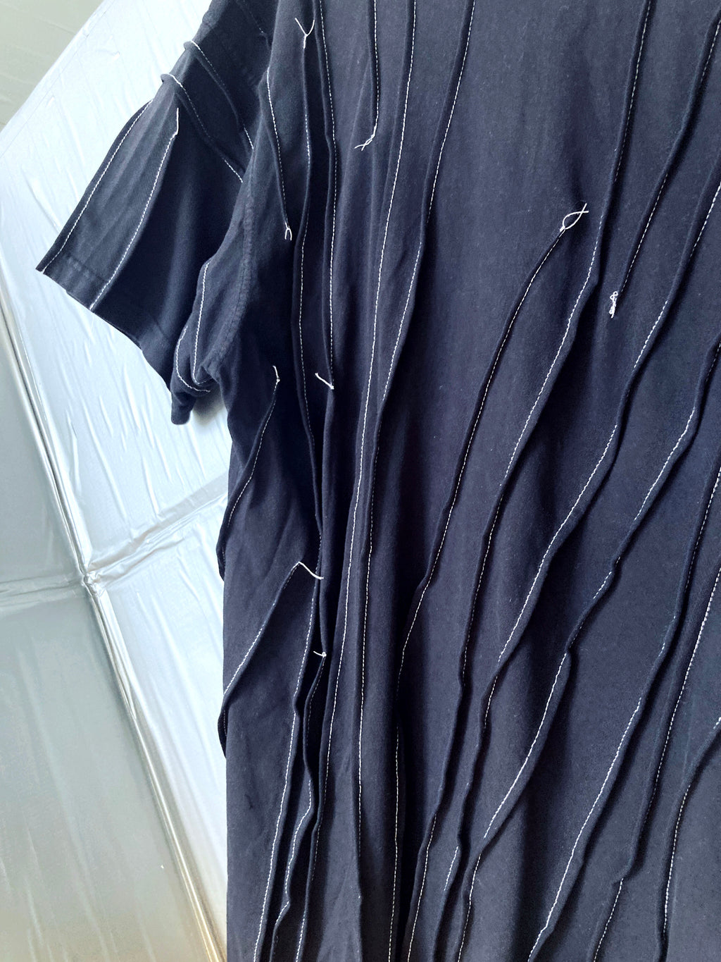 WRINKLED T-SHIRT - Black w/ white thread